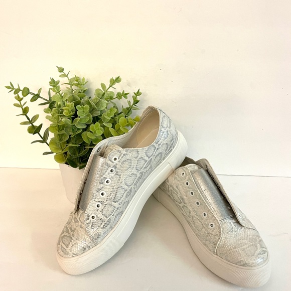 Very Volatile Los Angeles Silver Snake Skin Sneakers Size 8.5 - Picture 3 of 6